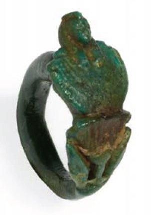 EGYPTE
BAGUE ornée d'une égide émergeant...