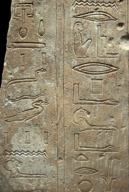 EGYPTE
RELIEF ÉPIGRAPHIQUE. Il est finement...
