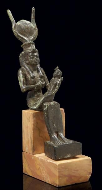 EGYPTE
STATUETTE VOTIVE D'ISIS LACTANS. La...