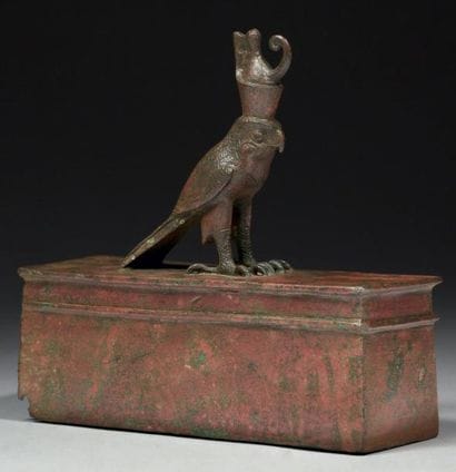 EGYPTE
SARCOPHAGE VOTIF DE FAUCON. Grand...