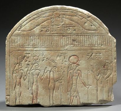 EGYPTE
SOMMET DE STÈLE cintrée sculptée d'une...