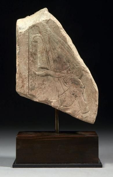 EGYPTE
STÈLE fragmentaire sculptée en léger...