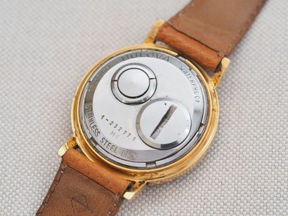 BULOVA Accutron M4
Boitier : Plaqué or. Fond...