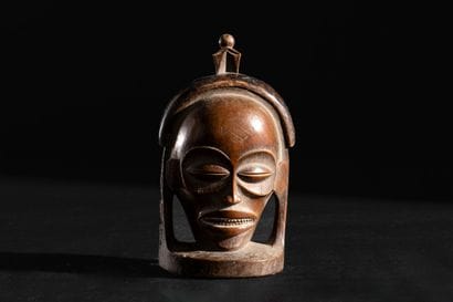 Tchokwé-style wooden box with two faces
The...