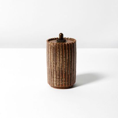 ARNE BANG (1901-1983) Danemark
Pot couvert...