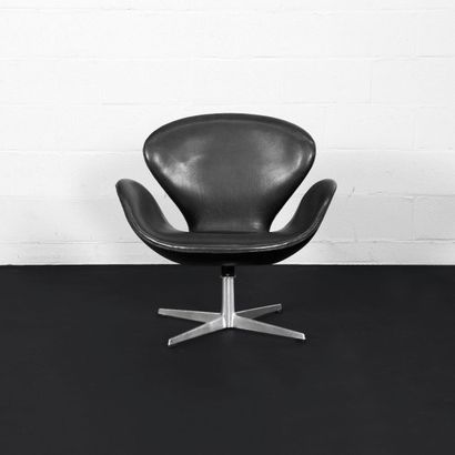 ARNE JACOBSEN (1902-1971) Danemark
Fauteuil...