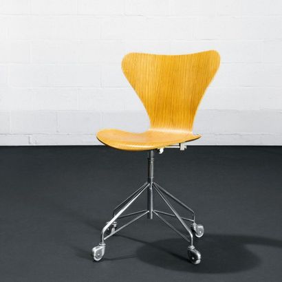 ARNE JACOBSEN (1902-1971) Danemark
Fauteuil...