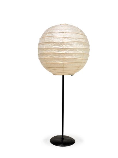 Isamu NOGUCHI (1904-1988) 
Lampadaire modèle...