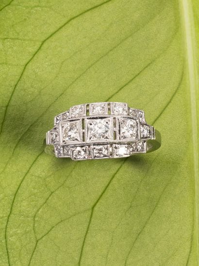 18k white gold (750e) ring with a geometric...
