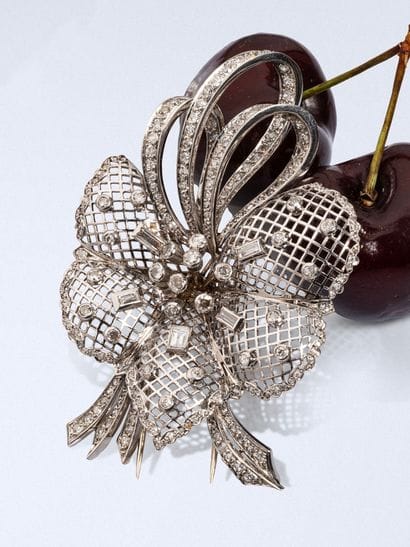 A striking 800-th platinum brooch featuring...
