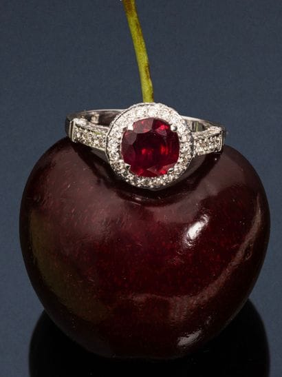 18k white gold (750e) ring, set with a round...
