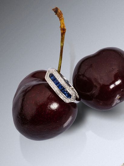 18k white gold (750e) ring set with a row...