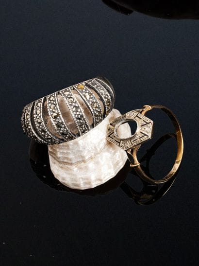 Set of two rings: one in 750-th yellow gold...