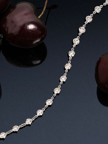 18k white gold (750e) necklace, featuring...