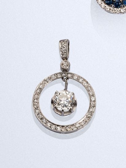 Circular pendant in 850-th platinum, featuring...