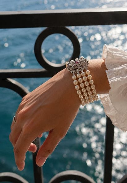 A striking bracelet with four rows of pearls,...