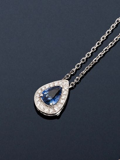 A 750 white gold chain with a forçat link...