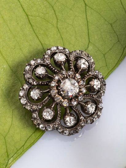Small antique round brooch in a floral style,...