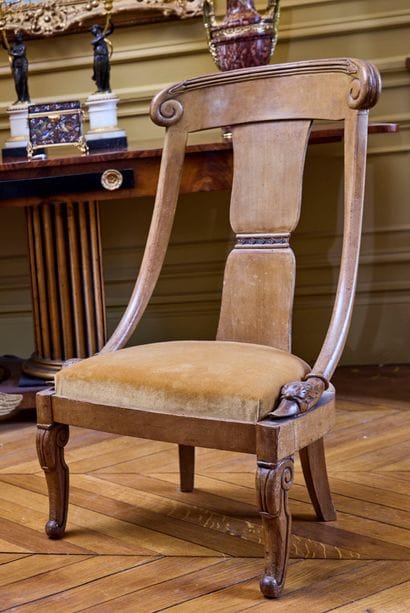 Chaise gondole en placage de bois clair....