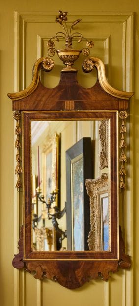 Miroir en acajou et bois doré, orné au fronton...