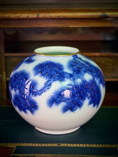 Japan, circa 1900
Porcelain jar, decorated...