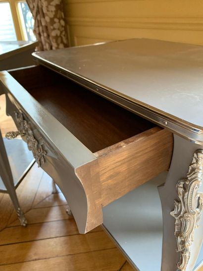 Pair of bedside tables in painted wood, opening...
