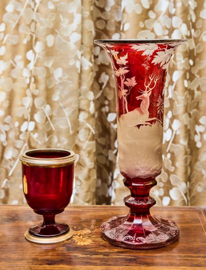 Réunion de cristal comprenant :
- un vase...