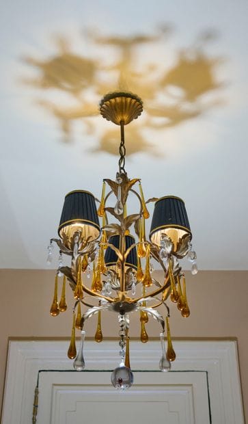 Lustre éclairant par trois lumière en tôle...