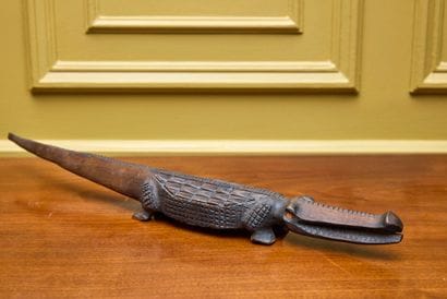 Crocodile en bois sculpté.
XXe siècle.
L_...