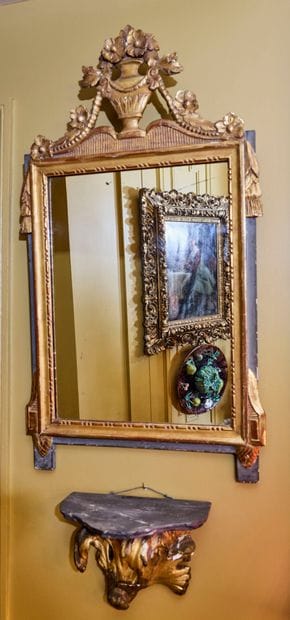 Gilded wood mirror surmounted by a flowering...
