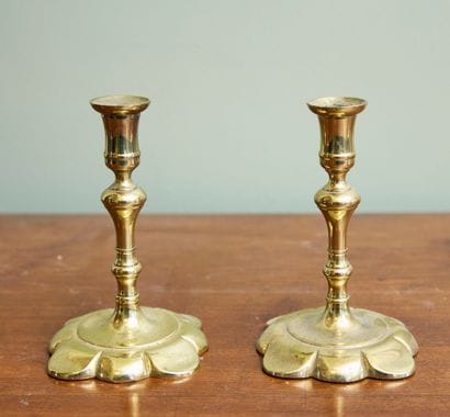 Paire de petits bougeoirs en métal doré dans...