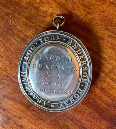 Médaillon figurant de profil un homme sur...