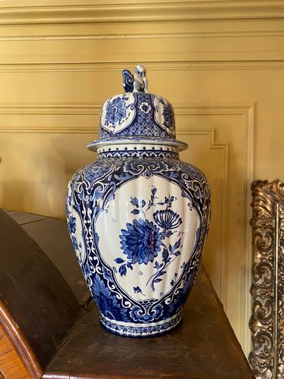 DELFT
Pair of covered earthenware potiches...