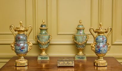 Importante paire de vase couverts d'esprit...