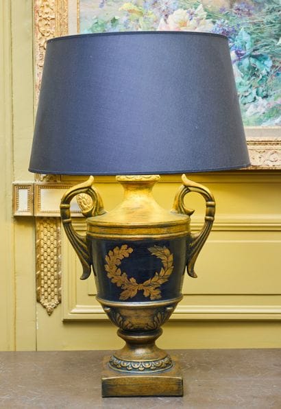 Vase à l'antique formant lampe en métal peint...