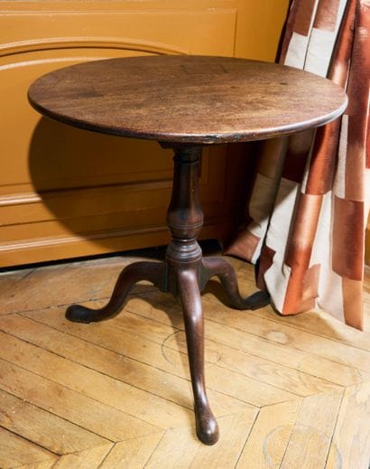 Rocking pedestal table in natural wood, tripod...