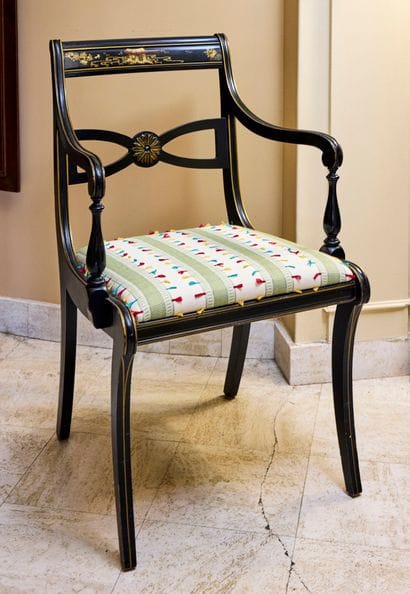 Fauteuil en bois noirci à dossier ajouré,...