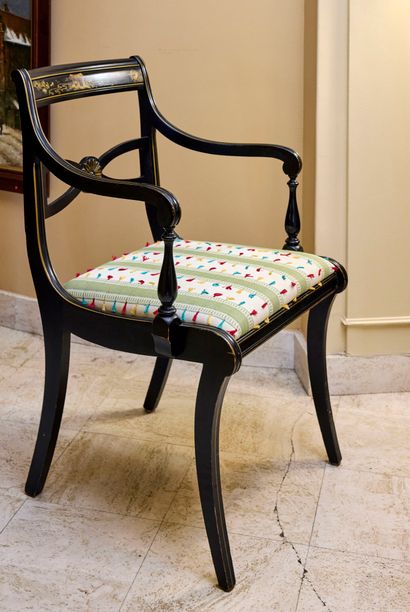 Fauteuil en bois noirci à dossier ajouré,...