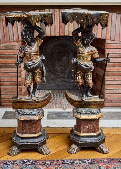 Paire de sellettes aux nubiens en bois sculpté,...
