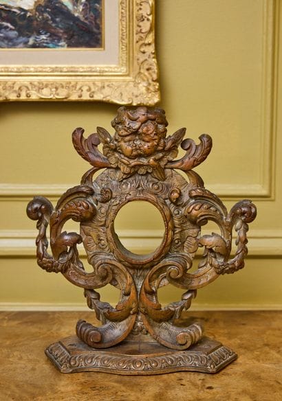 Porte reliquaire en bois de tilleul sculpté....