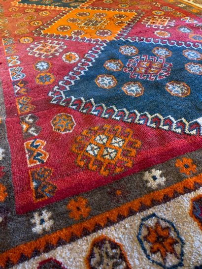 Tapis Quasgai à décor de losanges bleus et...