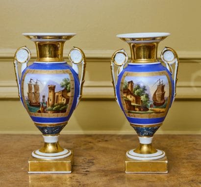 PARIS
Paire de vases de forme balustre sur...