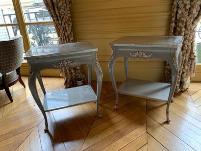 Pair of bedside tables in painted wood, opening...