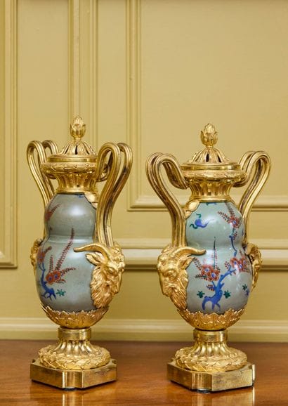 Paire de vases couverts de forme gourde formant...
