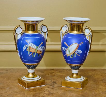 PARIS
Paire de vases de forme balustre sur...