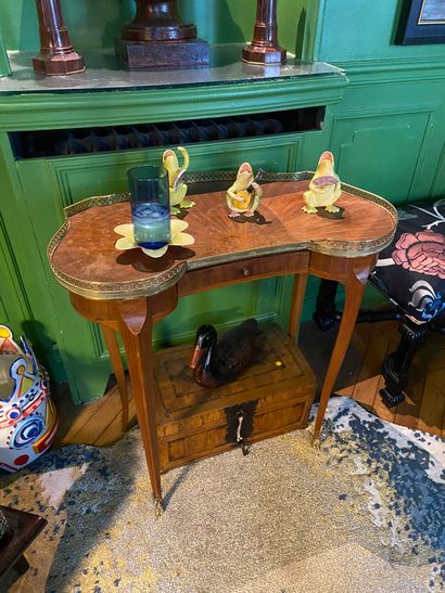 Small kidney-shaped table in natural wood,...