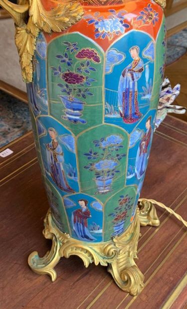 Vase de forme balustre en porcelaine à décor...
