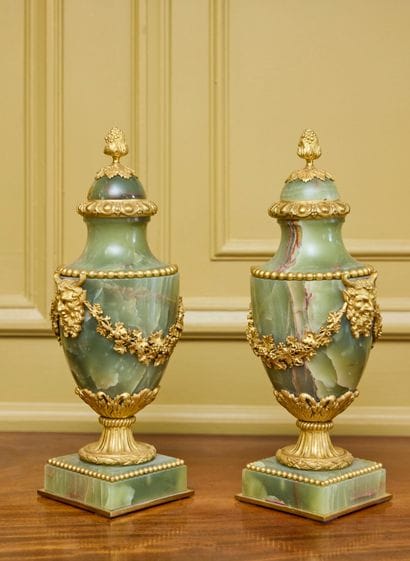 Importante paire de vase couverts d'esprit...