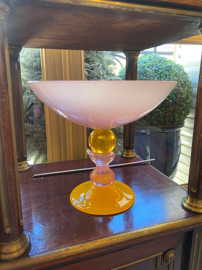 Fruit bowl in pink and orange blown glass.
Modern...