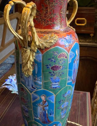 Vase de forme balustre en porcelaine à décor...